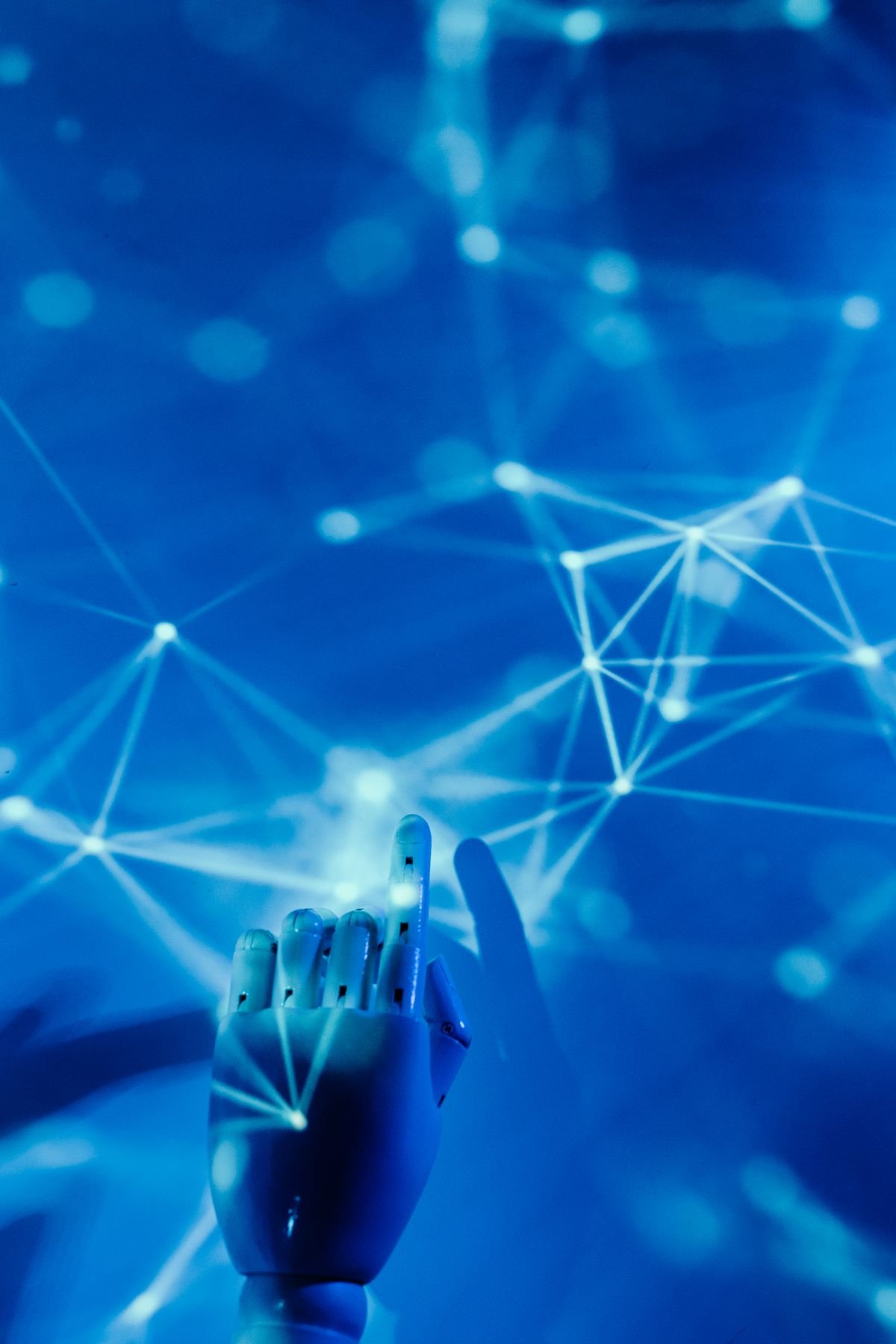 Mano robótica interactuando con una red de inteligencia artificial